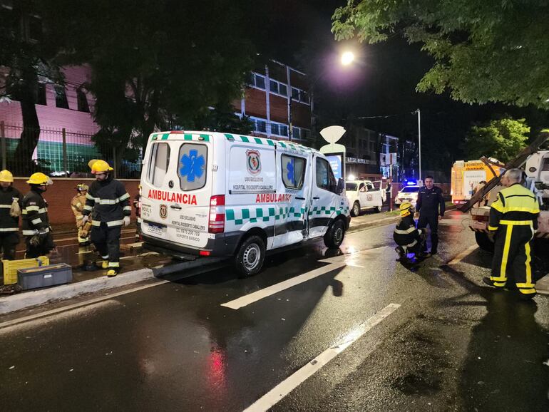 Ambulancia del Hospital Rigoberto Caballero, volcada tras el choque y posteriormente reincorporada por los socorristas.