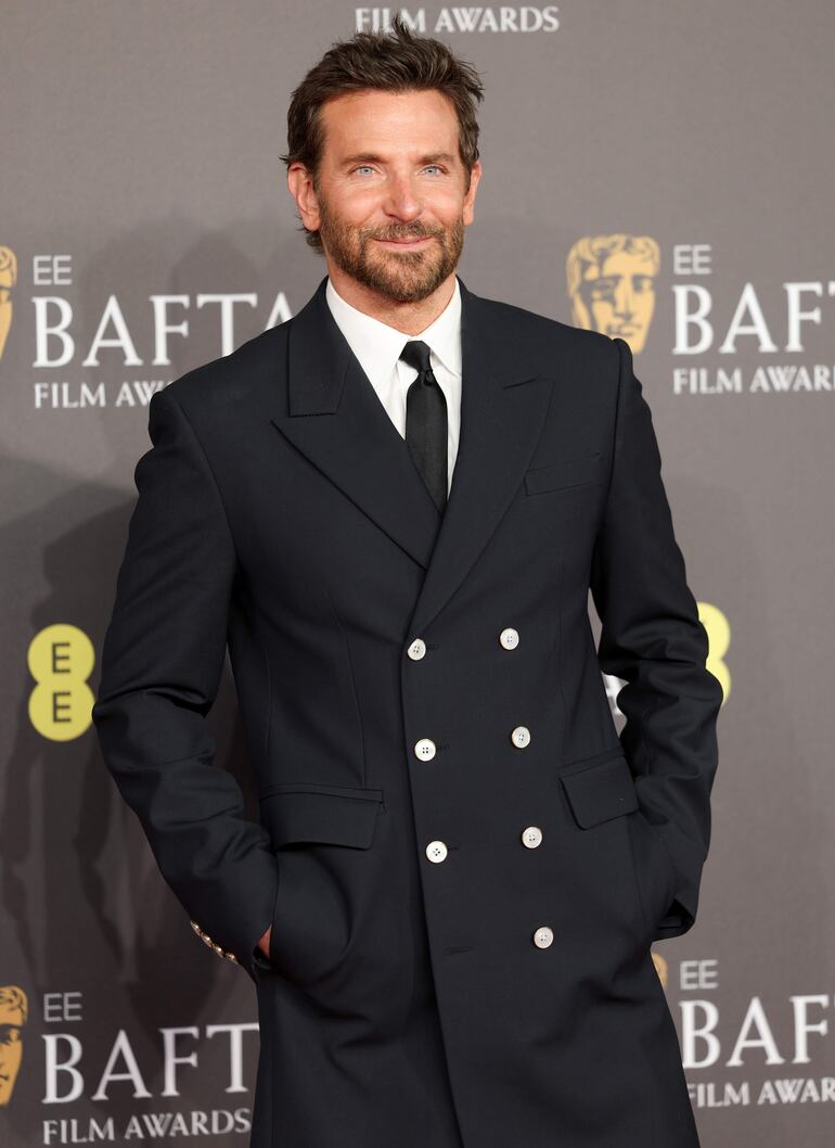 ¡Elegantísimo! Bradley Cooper en la red carpet de los BAFTA Film Awards. (EFE/EPA/NEIL HALL)
