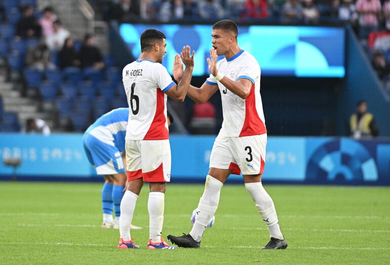 Los jugadores de la selección paraguaya celebran la victoria en el partido ante Israel por la segunda fecha del Grupo D del Torneo de Fútbol masculino de los Juegos Olímpicos París 2024 en el estadio Parque de los Príncipes, en París.