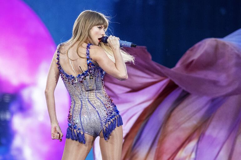 La cantante Taylor Swift en un concierto en el MetLife Stadium de Nueva Jersey. Varios objetos del archivo personal de la cantante Taylor Swift se exhibirán de manera temporal en el museo Victoria y Alberto (V&A) de Londres, informó este lunes la galería.