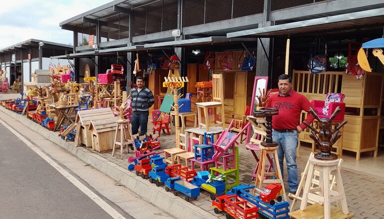 Juguetes, muebles y una infinidad de artículos de madera se fabrican y ofertan en la comunidad.