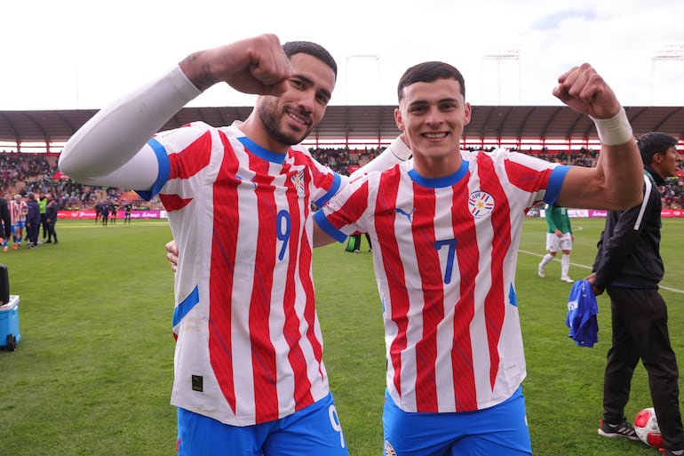 Antonio Sanabria y Ramón Sosa, jugadores de la selección de Paraguay, celebran el empate con Bolivia por la fecha 12 de las Eliminatorias Sudamericanas 2026 en el estadio Municipal, en El Alto, Bolivia.