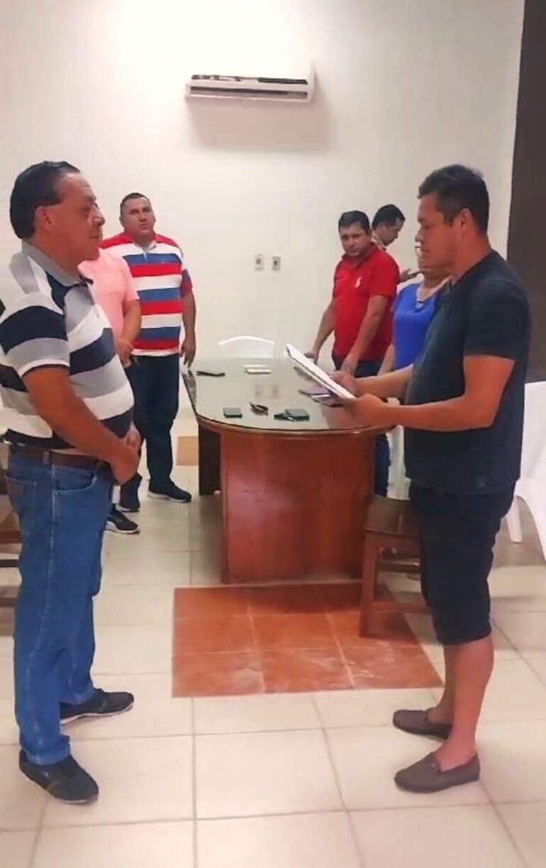 Toma de juramento del presidente de la Junta, Gustavo Aliendre al concejal suplente número 2, Patrocinio Medina, ambos colorados. 