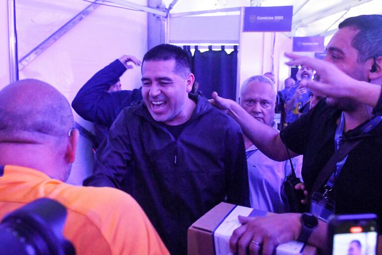 El exfutbolista argentino Juan Román Riquelme (c) llega a votar para elegir presidente del club Boca Juniors hoy, en el estadio La Bombonera en Buenos Aires (Argentina). Juan Román Riquelme se consagró este domingo como nuevo presidente de Boca Juniors tras sellar un aplastante triunfo sobre un binomio opositor que tenía en la fórmula presidencialista al ex presidente de Argentina, Mauricio Macri junto al candidato a primer mandatario: Andrés Ibarra.