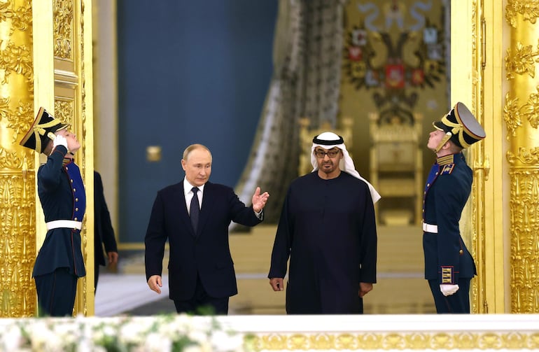 El presidente de rusia Vladimir Putin (i) y el presidente emiratí Sheikh Mohamed bin Zayed Al Nahyan (d).