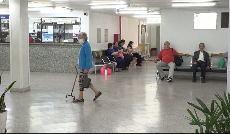 Pacientes del IPS aguardan por turnos en la Clínica  Boquerón.