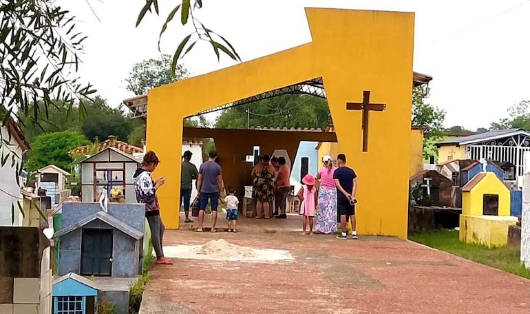 Momento en que familiares de la menor le dieron el último Adiós en el cementerio de Repatriación.