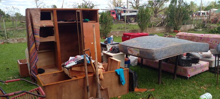 
Los muebles y otros enseres de la familias afectadas siguen esparcidos en los diferentes sitios de la comunidad. 