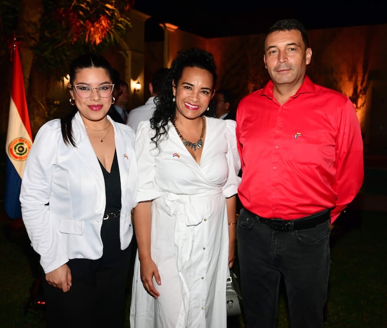 Nailea Rojas, Lucia Guarin y Alejandro Araoz. 