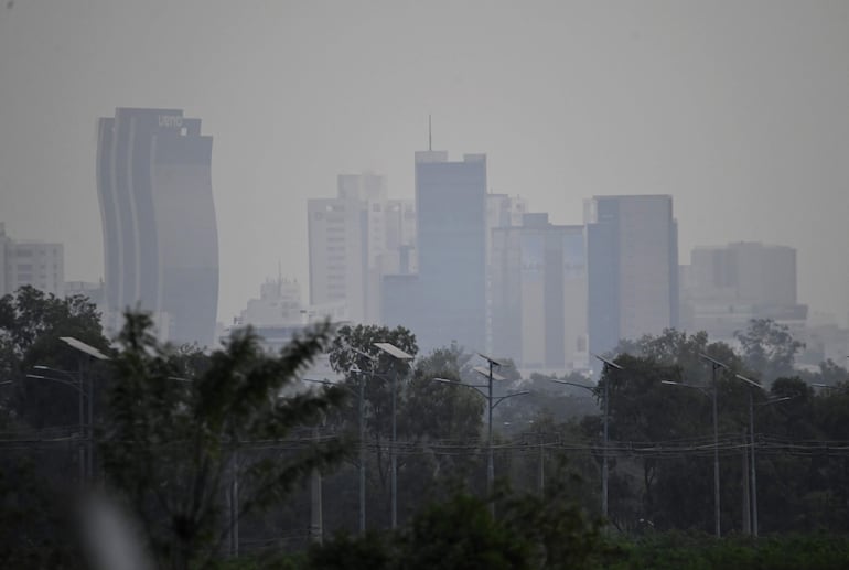 Asunción cubierta por la niebla y el humo.