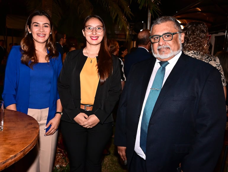 Silvana Ortega, Antonia Fretes y Luis Cateura.