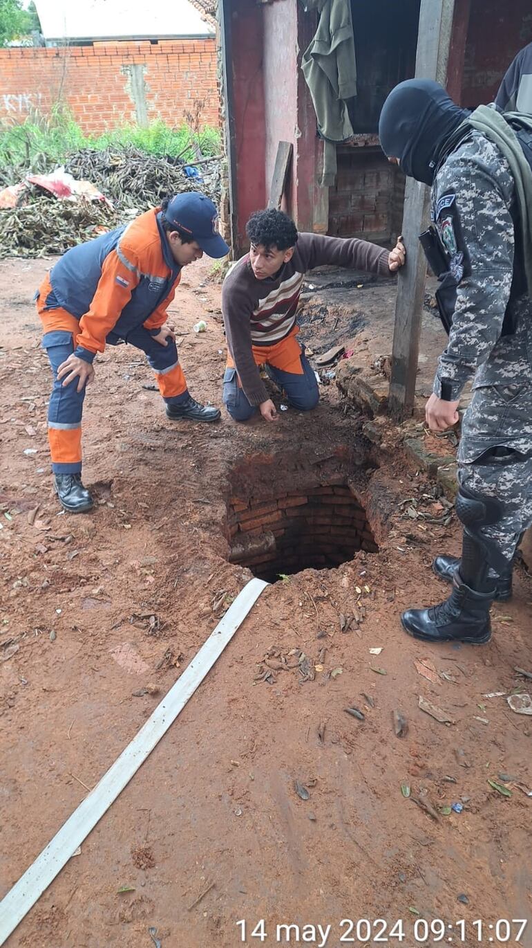 Lince cayó a un pozo ciego en Reducto San Lorenzo.