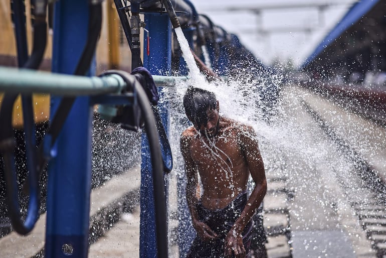 La extracción de aguas subterráneas y su traslado ha supuesto el desplazamiento de una masa tan grande que la Tierra se inclinó casi 80 centímetros hacia el este entre 1993 y 2010, moviéndose el polo de rotación en ese tiempo.