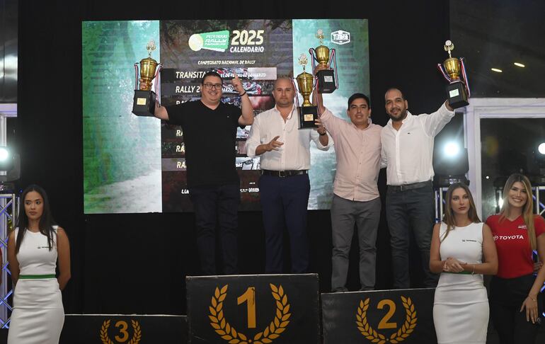 Saulo Segovia y Claudio Cazal (izquierda) celebran el campeonato conseguido en la clase RC4C.