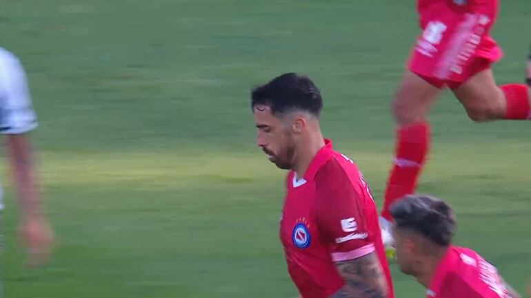 El paraguayo Gabriel Ávalos, futbolista de Argentinos Juniors, celebra un gol en el partido ante Gimnasia La Plata.