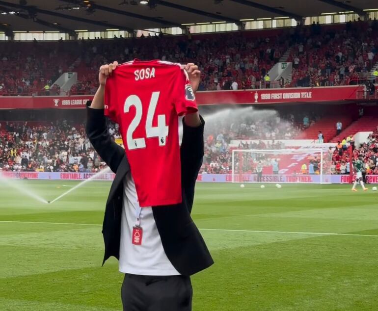 La presentación del futbolista paraguayo Ramón Sosa ante los hinchas del Nottingham Forest.