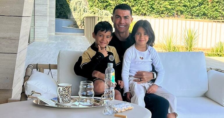 ¡Papá orgulloso! Cristiano Ronaldo con sus mellizos cumpleañeros, Mateo y Eva.