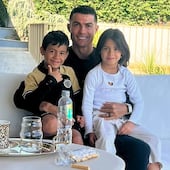 ¡Papá orgulloso! Cristiano Ronaldo con sus mellizos cumpleañeros, Mateo y Eva.
