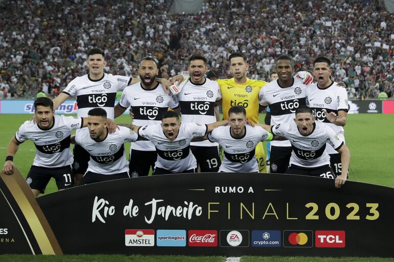 Los jugadores de Olimpia posan para la foto antes del partido contra Fluminense por los cuartos de final de la Copa Libertadores 2023 en el estadio Maracaná, en Río de Janeiro, Brasil.