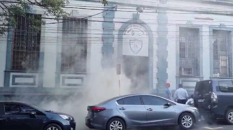 El medidor eléctrico del Colegio República Argentina habría explotado, generando un principio de incendio.