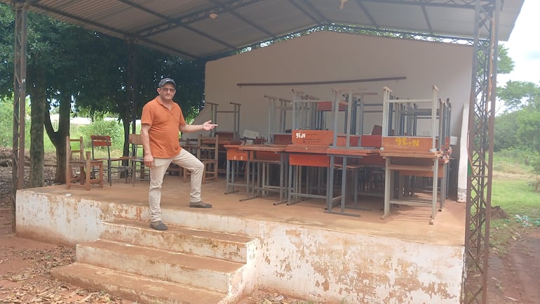 El profesor Ever Denis muestra el escenario donde los alumnos del IPA reciben sus clases desde hace doce años.