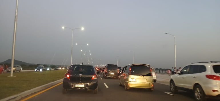 Multitud y tránsito pesado en la nueva Costanera Sur de Asunción