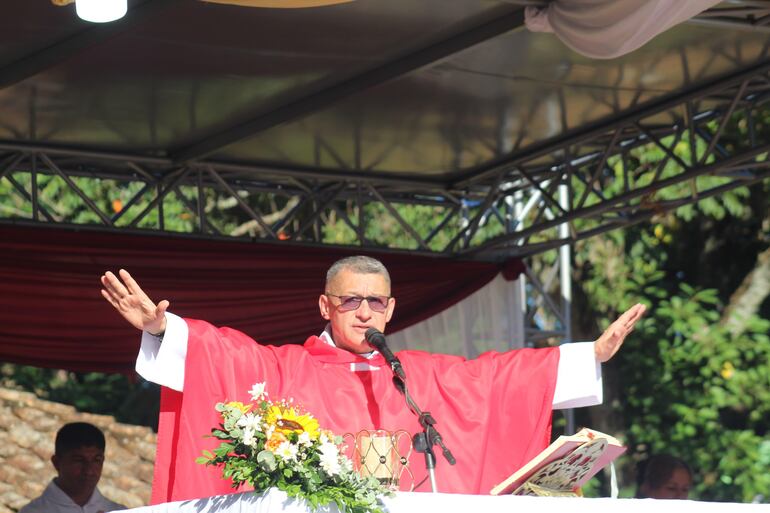  Pbro. César Nery Villagra, durante la misa central en honor de San Blas, en Piribebuy.