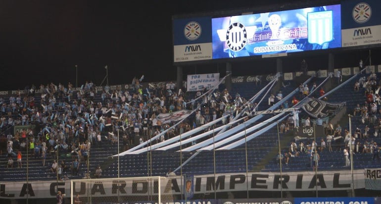 Hinchas de "La Guardia Imperial", barrabrava de Racing Club, en el estadio Defensores del Chaco, en el 2019.