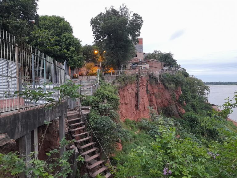 Así se encuentra esta mañana el mirador Itá Pytã Punta de Asunción, que se sigue derrumbando ante la inacción municipal.