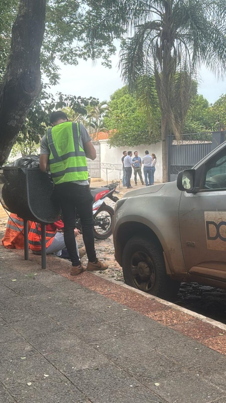 Los manifestantes siguen apostados en las instalaciones de la empresa.