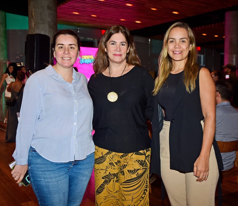 Paola Meza, Dorita Cristaldo y Gisela Gaona.