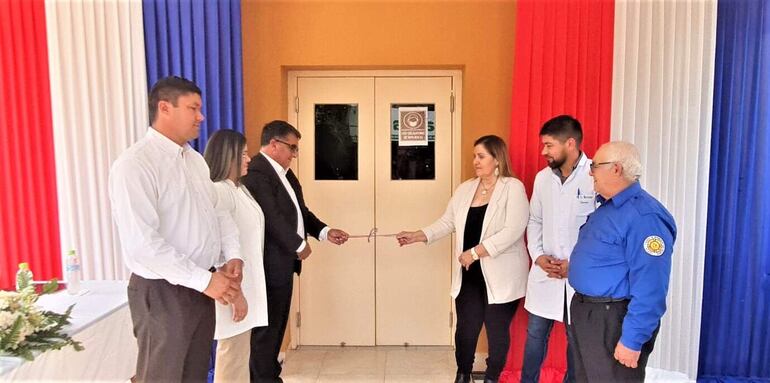 Con presencia de la directora de la Novena Región Sanitaria, Dra. Raquel Espínola (derecha) y el intendente local Aldo Lezcano (izquierda), quedó habilitada la ampliación y refacción del Centro de Salud de Acahay.