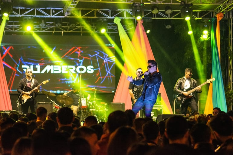 Los Rumberos en la megafiesta de la Juventud en Caazapá.