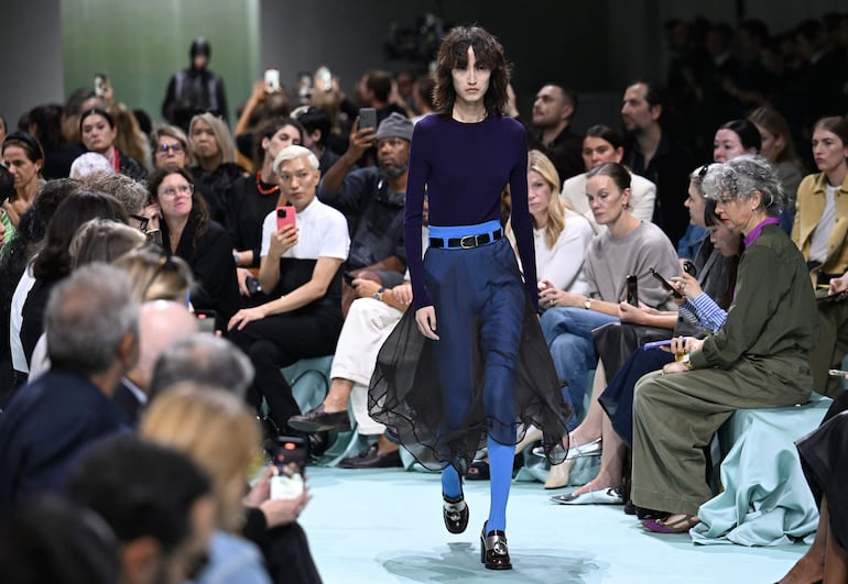 Una modelo luce un diseño de Prada en Milan Fashion Week. 