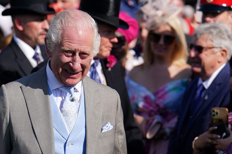 Carlos III se mostró muy sonriente y feliz en los jardines del Palacio de Buckingham, en Londres. (Jordan Pettitt / POOL / AFP)