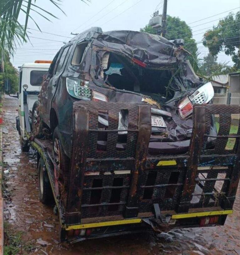 Camioneta destrozada del exdiputado Carlos Portillo.