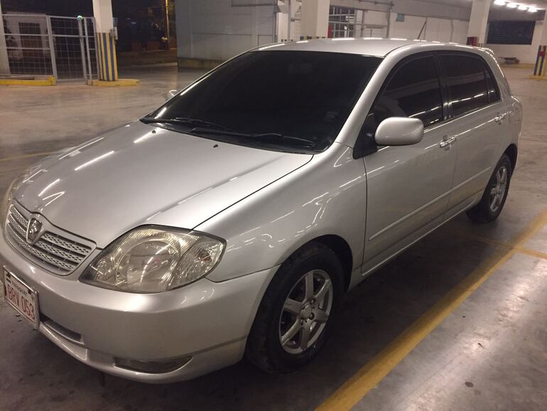 Automóvil Toyota Allex hurtado en la ciudad de Luque en la madrugada de este jueves. (gentileza).