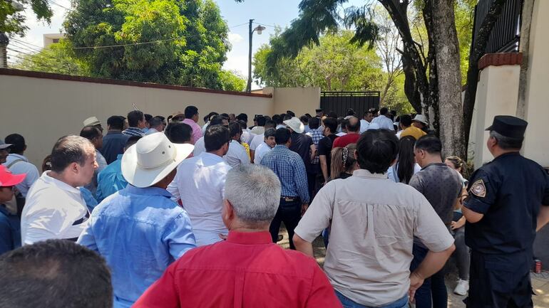 Intendentes ingresando a Mburuvicha Róga para reunirse con el presidente Santiago Peña.