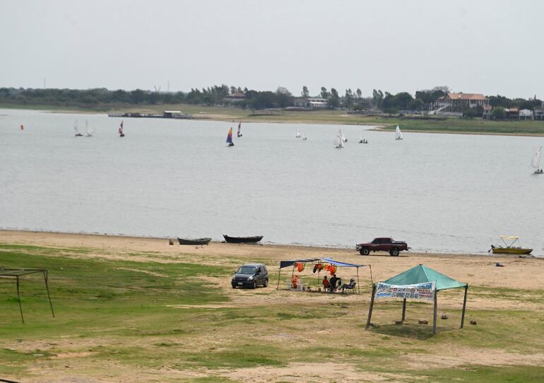 Los pescadores de Ayolas son afectados por la sequía y la veda.