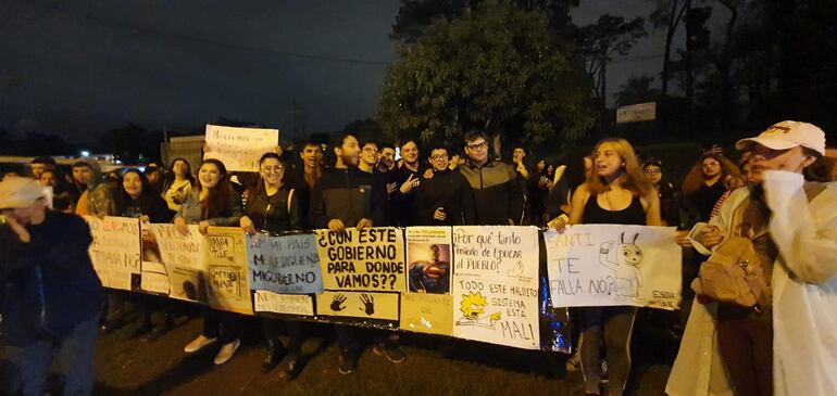 Los estudiantes de la Universidad Nacional del Este se congregan en el Km 333 (ex Km 10) de Ciudad del Este.