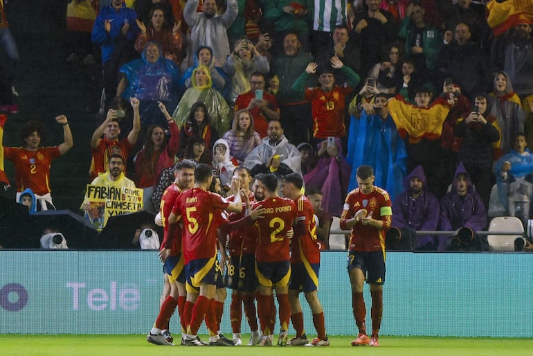 Los jugadores de España celebran el tercer gol del combinado español durante el partido correspondiente a la fase de grupos de la Liga de Naciones que las selecciones de España y Serbia han disputado este martes en el estadio Nuevo Arcángel, en Córdoba.