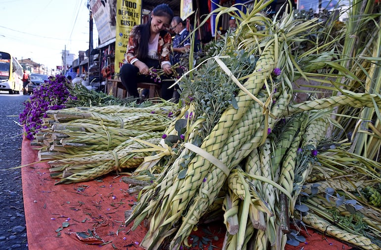 Imagen de la tradicional venta de pindó, previa al Domingo de Ramos. 