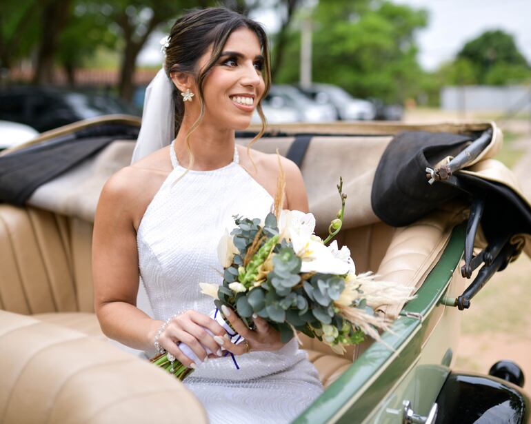 La novia llego a la Capilla Virgen de Fátima en un auto antiguo de colección.