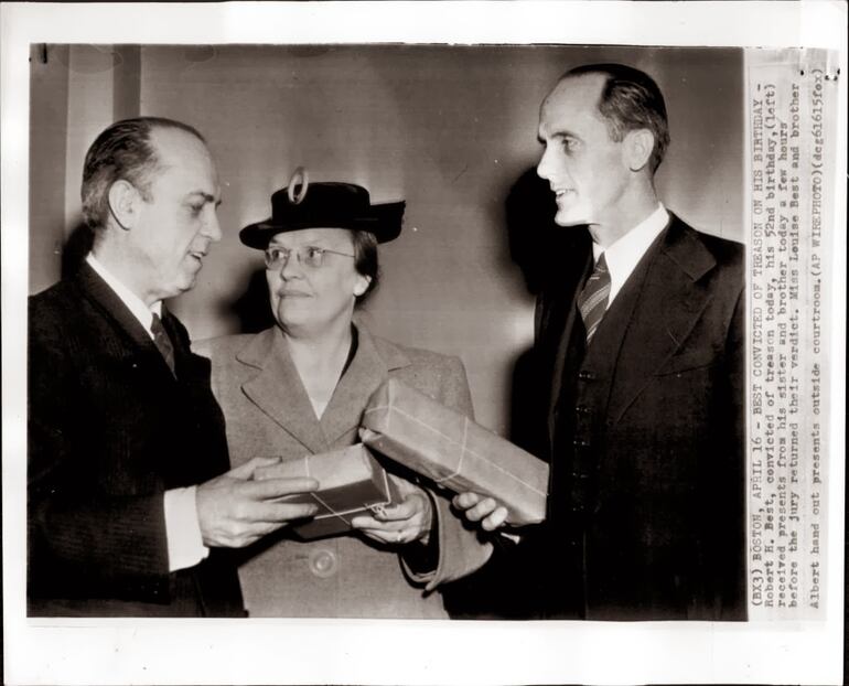 Robert Best (a la izquierda) con sus hermanos, recibiendo un regalo por su cumpleaños número 52. Ese mismo día, fue declarado culpable de traición.