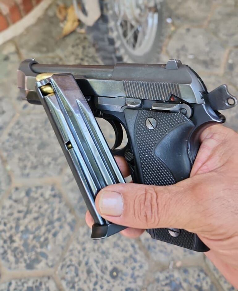 La pistola calibre 7.65 que fue incautada en el interior del taxi. 