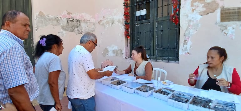 personas de la tercera edad recibiendo los lentes que le fueron recetados durante la jornada