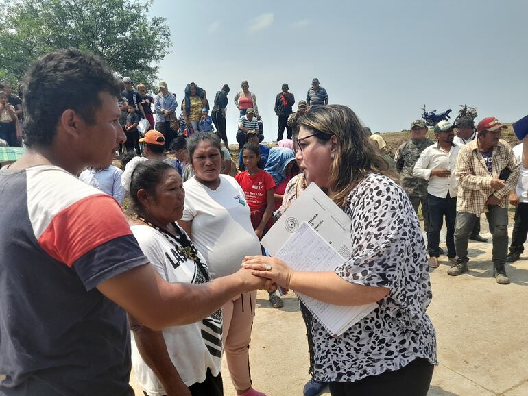 La Dra. Cinthia Díaz encabezó el grupo de interventores designados por el Ministerio de Salud. En la gráfica cuando llegaba al Hospital de Fuerte Olimpo en octubre del 2023.