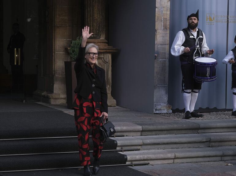 La actriz saludó frente al Hotel de la Reconquista en Oviedo, donde bailó con la música de unas gaitas asturianas.