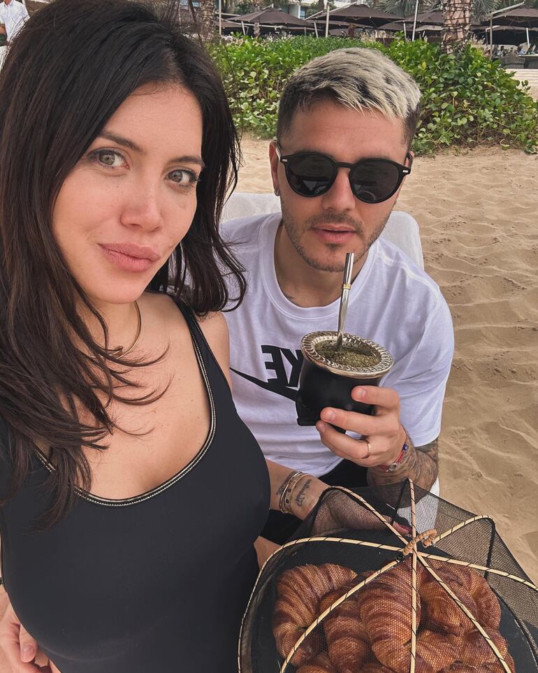 Wanda Nara y Mauro Icardi tomando mate en las playas de Dubái. (Instagram/Wanda Nara)