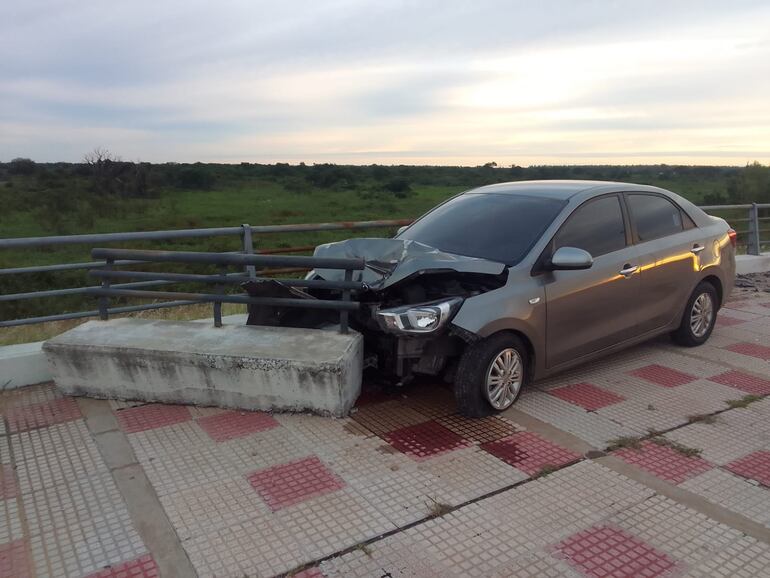 El automóvil fue abandonado tras el choque en la Costanera de Asunción.